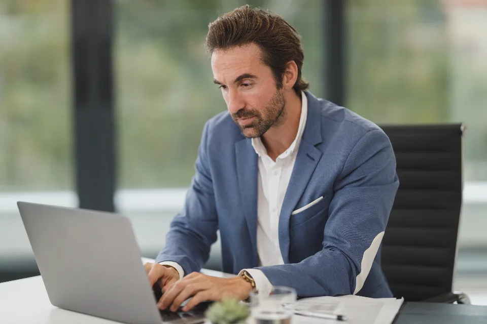 Profesional del estudio trabajando en su escritorio