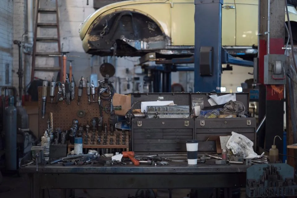 Banco de trabajo de un taller metalúrgico con herramientas