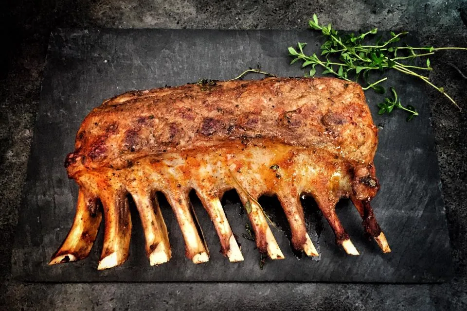 Costillar recién salido de la parrilla