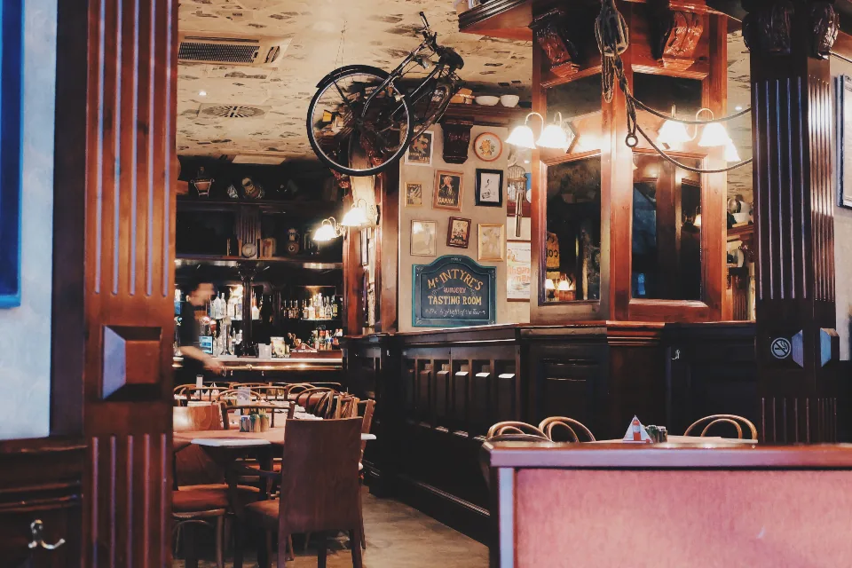Salón del restaurante con mesas de madera y luz cálida