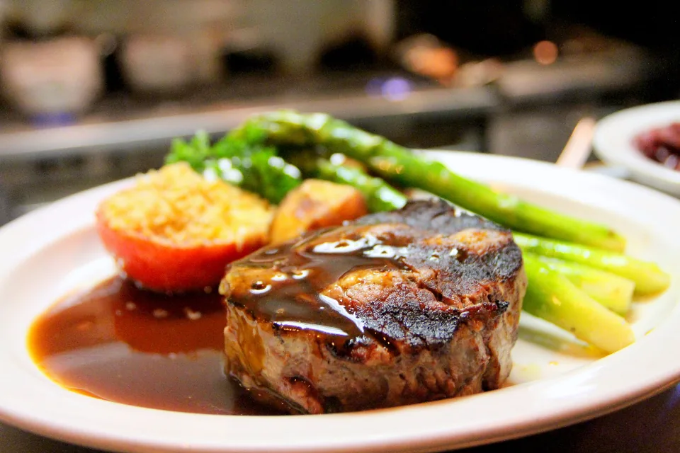 Corte de carne servido con guarniciones